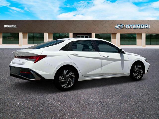 Photo of 2025 White Hyundai ELANTRA