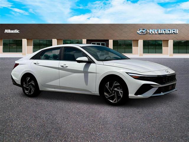 Photo of 2025 White Hyundai ELANTRA