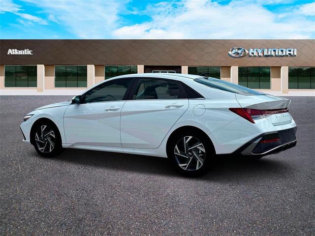 Photo of 2025 White Hyundai ELANTRA