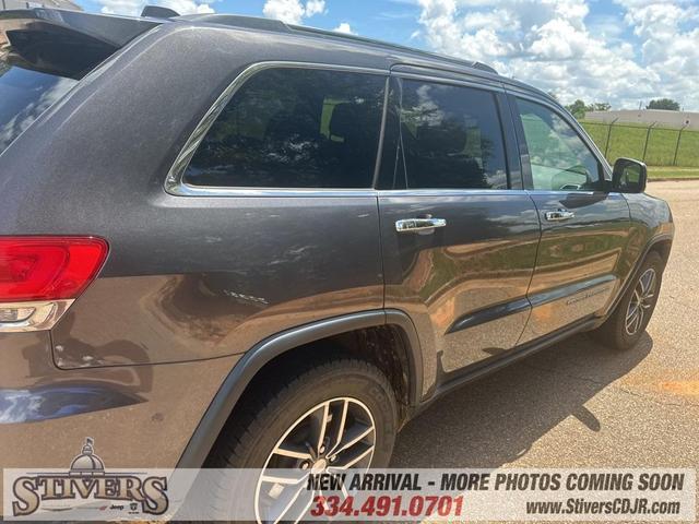 Photo of 2017 Granite Crystal Clearcoat Metallic Jeep Grand Cherokee