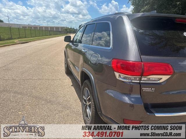 Photo of 2017 Granite Crystal Clearcoat Metallic Jeep Grand Cherokee