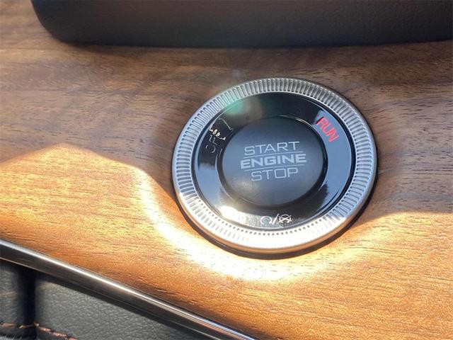 Photo of 2025 Diamond Black Jeep Grand Cherokee