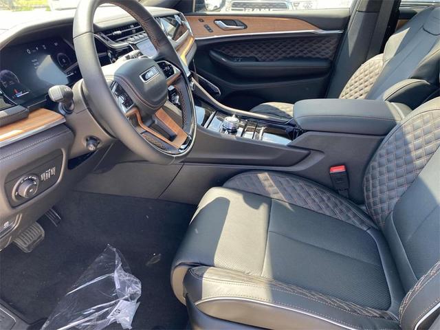 Photo of 2025 Diamond Black Jeep Grand Cherokee