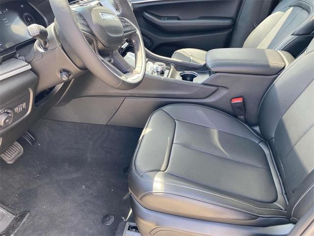 Photo of 2025 Silver Zynith Jeep Grand Cherokee