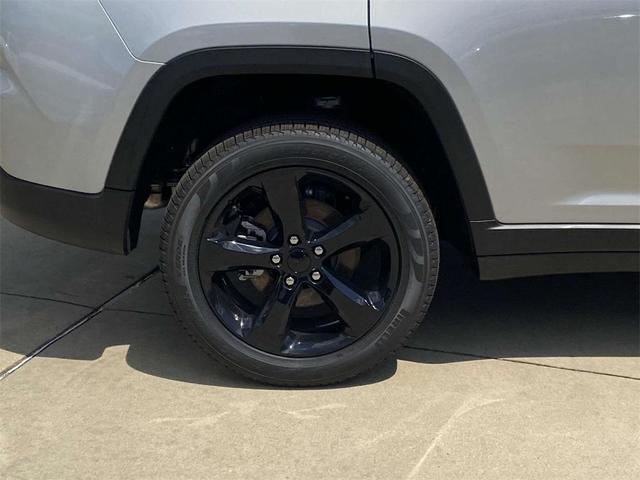 Photo of 2025 Silver Zynith Jeep Grand Cherokee
