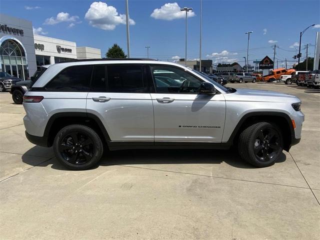 Photo of 2025 Silver Zynith Jeep Grand Cherokee