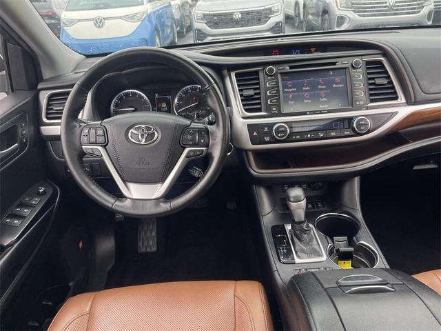 Photo of 2019 Gray Toyota Highlander