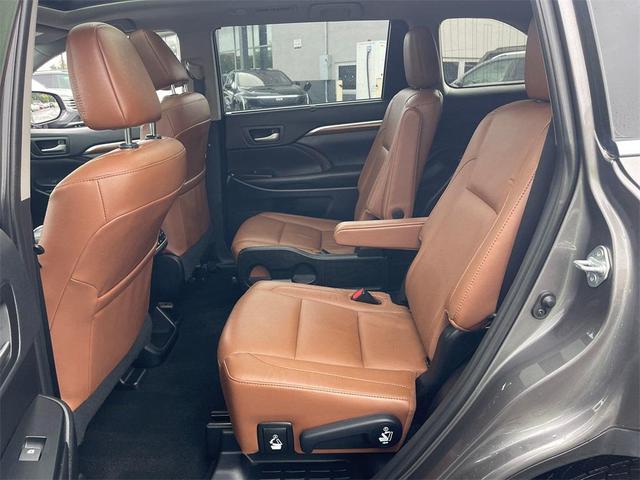 Photo of 2019 Gray Toyota Highlander