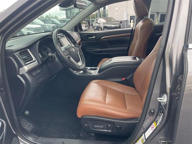 Photo of 2019 Gray Toyota Highlander
