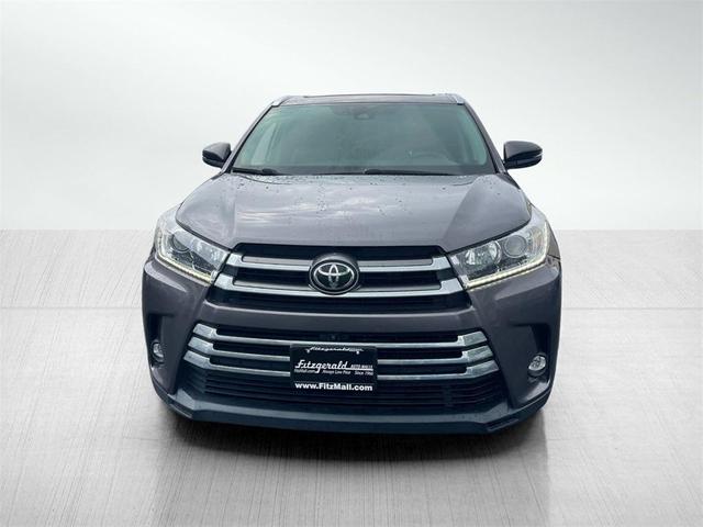 Photo of 2019 Gray Toyota Highlander