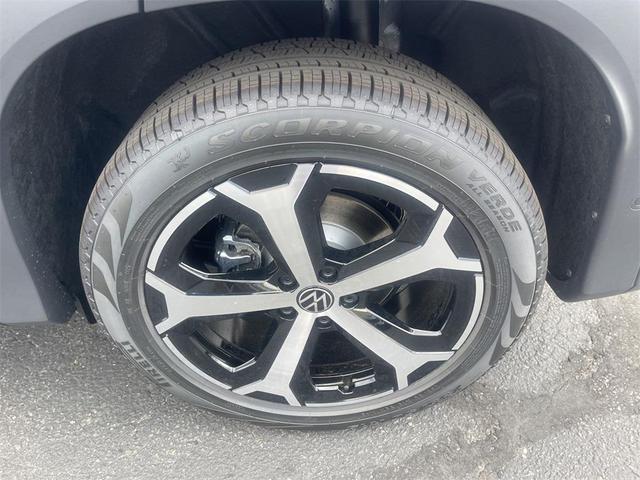 Photo of 2025 Platinum Gray Volkswagen Tiguan