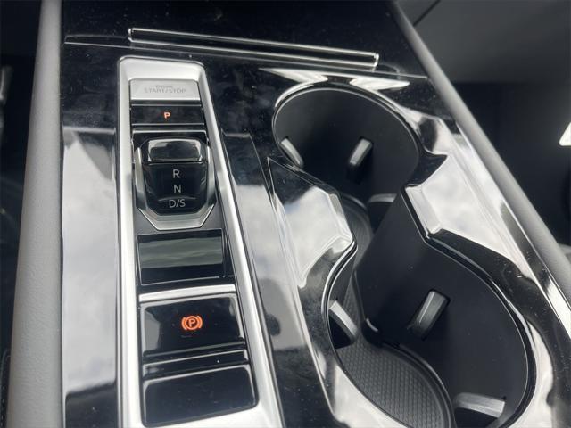 Photo of 2025 Pure White Volkswagen Atlas