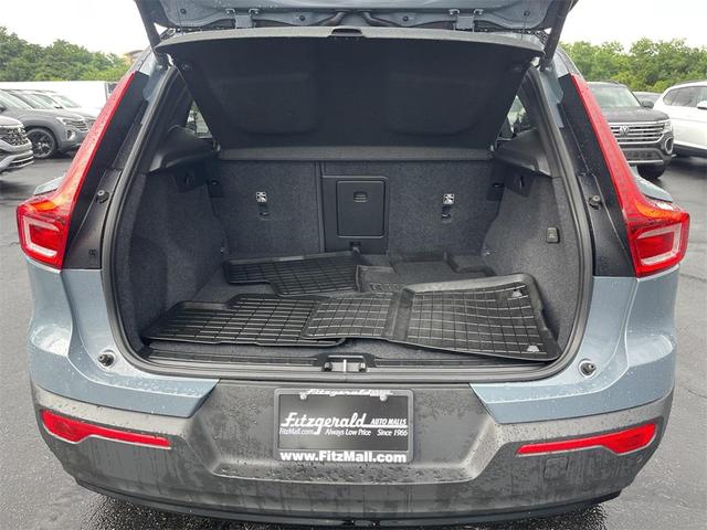 Photo of 2022 Gray Volvo XC40