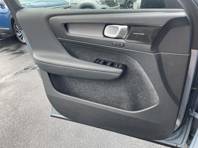 Photo of 2022 Gray Volvo XC40