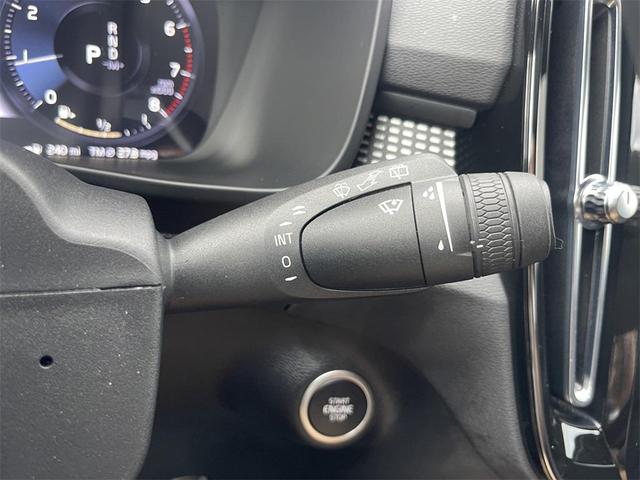 Photo of 2022 Gray Volvo XC40