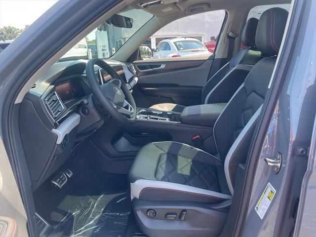 Photo of 2025 Gray / Black Volkswagen Atlas