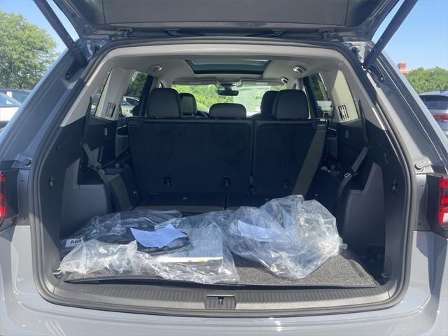 Photo of 2025 Gray / Black Volkswagen Atlas
