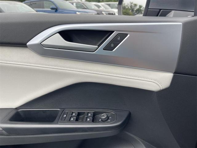 Photo of 2025 Platinum Gray Metallic Volkswagen Taos