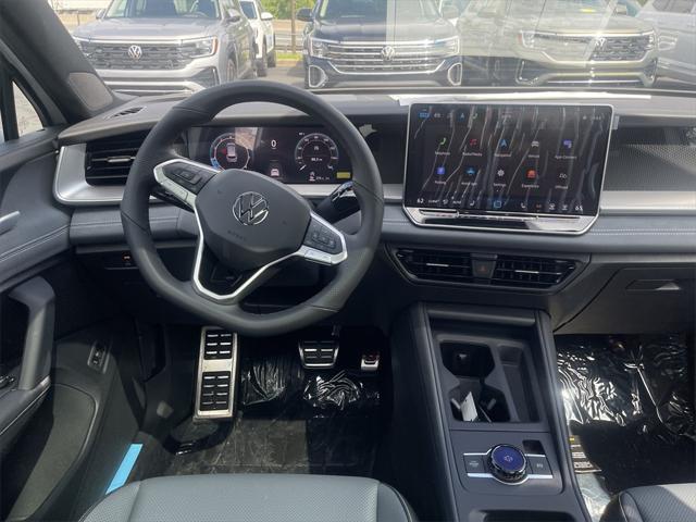 Photo of 2025 Pearl White Volkswagen Tiguan