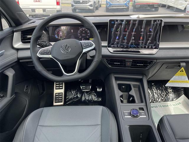 Photo of 2025 Pearl White Volkswagen Tiguan