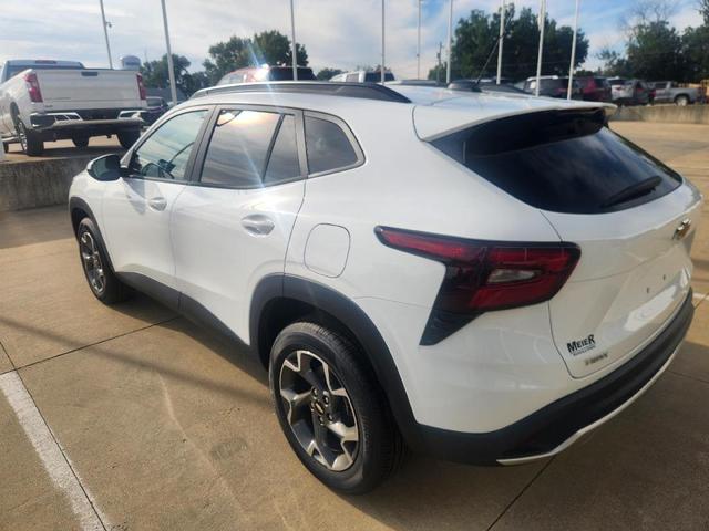 Photo of 2025 Summit White Chevrolet Trax