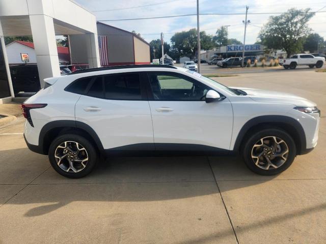Photo of 2025 Summit White Chevrolet Trax