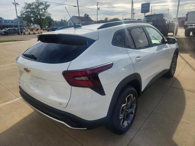 Photo of 2025 Summit White Chevrolet Trax