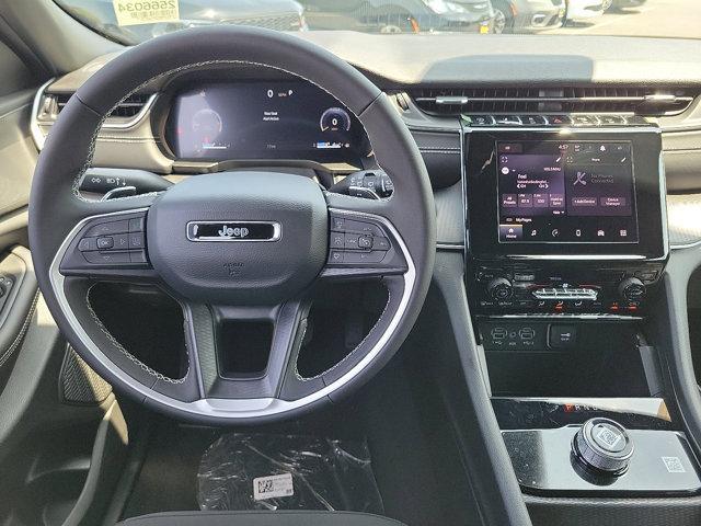 Photo of 2025 Diamond Black Crystal Pearlcoat Jeep Grand Cherokee