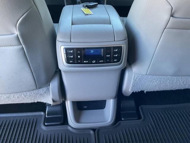 Photo of 2016 Midnight Black Metallic Toyota Highlander