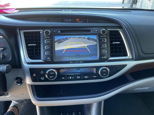 Photo of 2016 Midnight Black Metallic Toyota Highlander