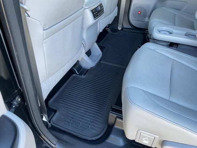 Photo of 2016 Midnight Black Metallic Toyota Highlander