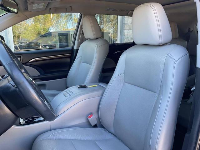 Photo of 2016 Midnight Black Metallic Toyota Highlander