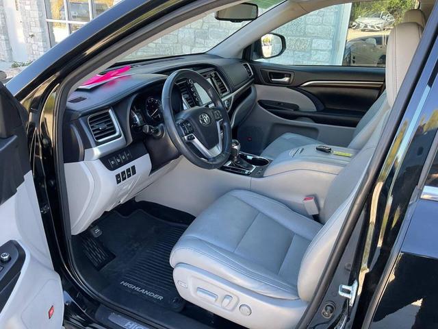 Photo of 2016 Midnight Black Metallic Toyota Highlander