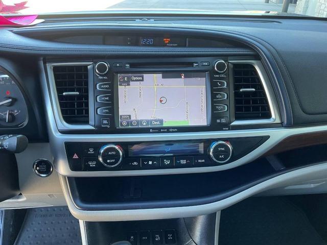 Photo of 2016 Midnight Black Metallic Toyota Highlander