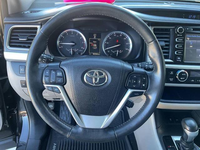 Photo of 2016 Midnight Black Metallic Toyota Highlander
