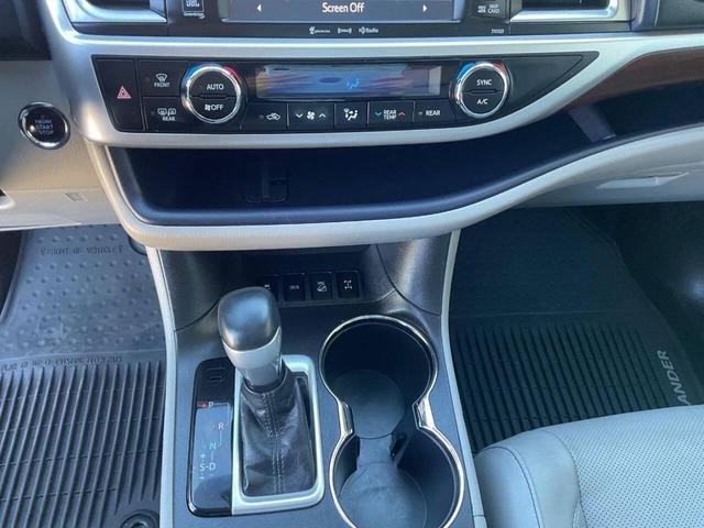Photo of 2016 Midnight Black Metallic Toyota Highlander
