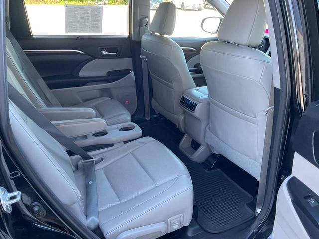 Photo of 2016 Midnight Black Metallic Toyota Highlander