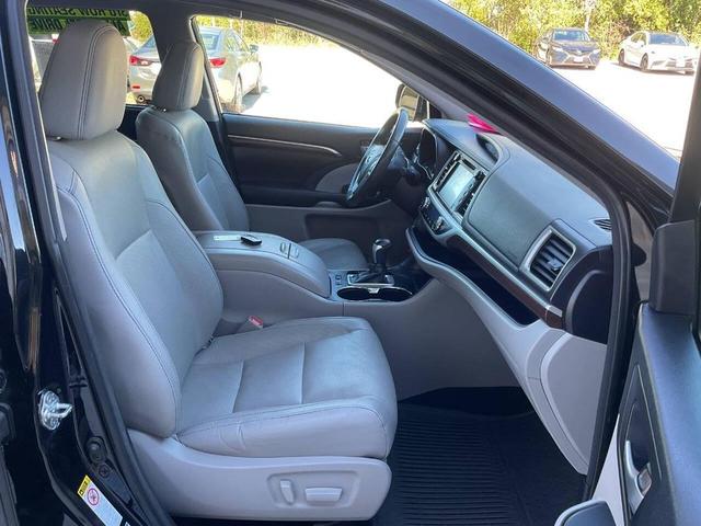 Photo of 2016 Midnight Black Metallic Toyota Highlander
