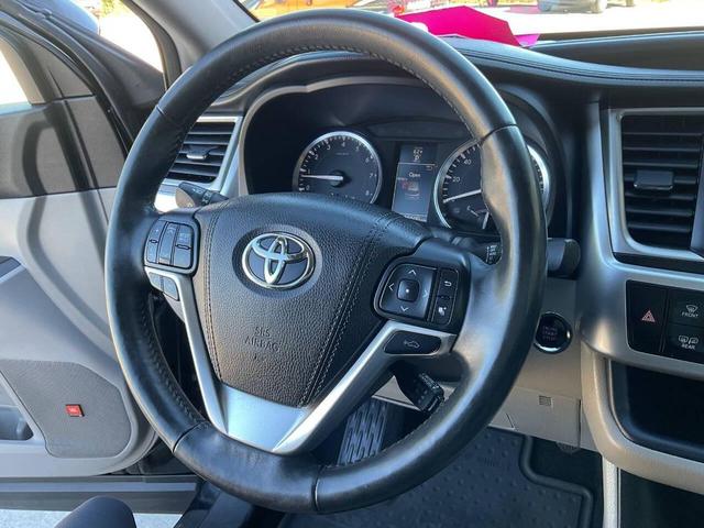 Photo of 2016 Midnight Black Metallic Toyota Highlander