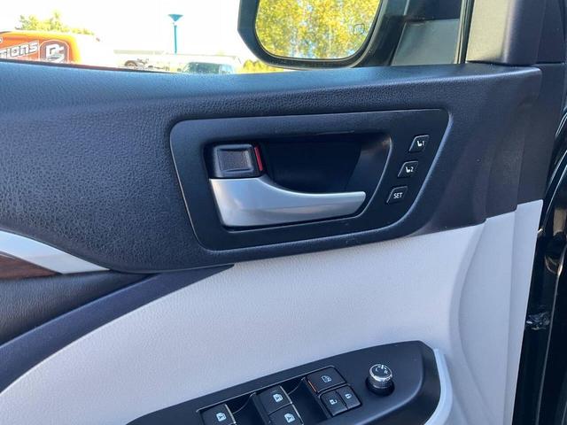 Photo of 2016 Midnight Black Metallic Toyota Highlander