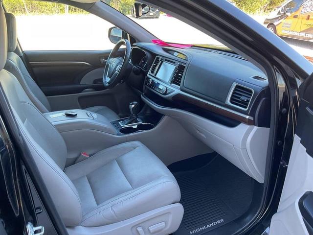 Photo of 2016 Midnight Black Metallic Toyota Highlander