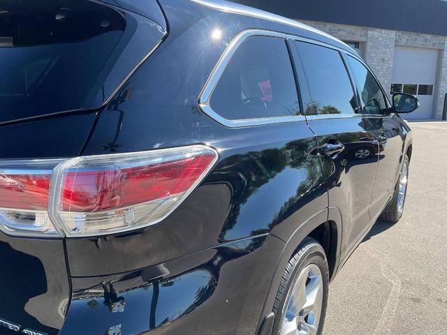 Photo of 2016 Midnight Black Metallic Toyota Highlander