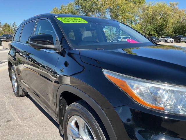 Photo of 2016 Midnight Black Metallic Toyota Highlander
