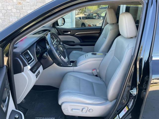 Photo of 2016 Midnight Black Metallic Toyota Highlander