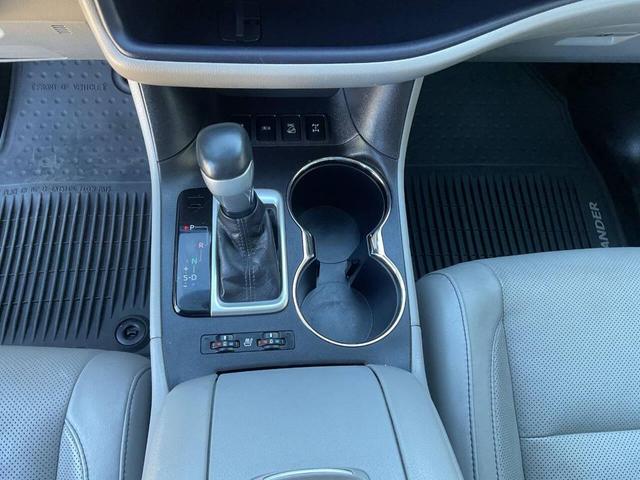 Photo of 2016 Midnight Black Metallic Toyota Highlander
