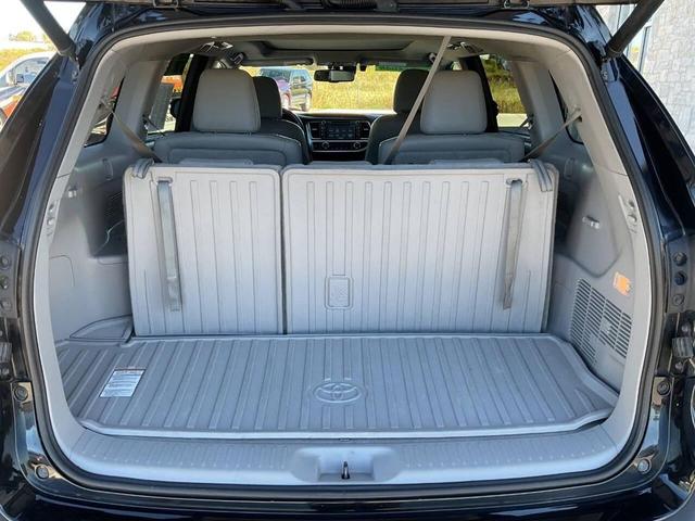 Photo of 2016 Midnight Black Metallic Toyota Highlander