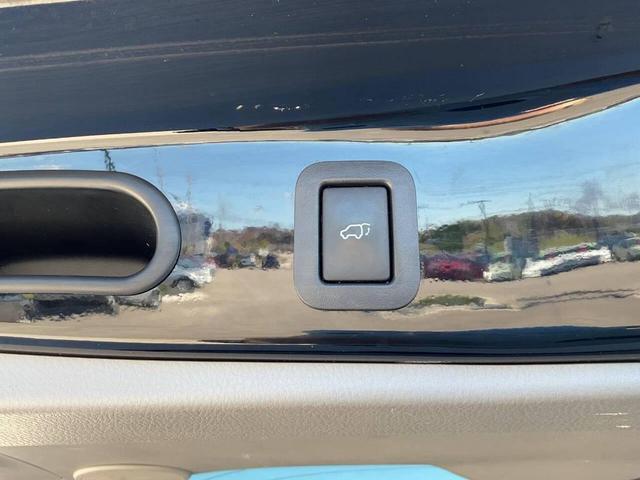 Photo of 2016 Midnight Black Metallic Toyota Highlander