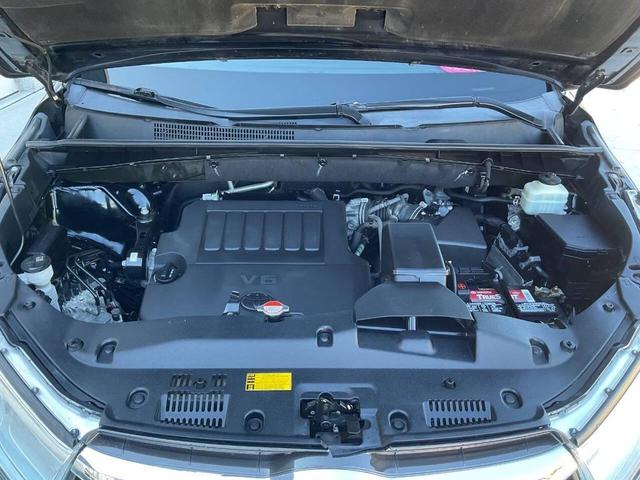 Photo of 2016 Midnight Black Metallic Toyota Highlander