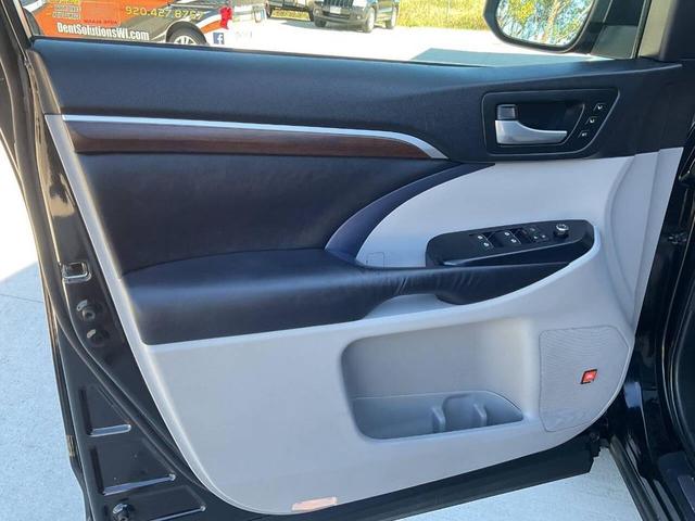 Photo of 2016 Midnight Black Metallic Toyota Highlander