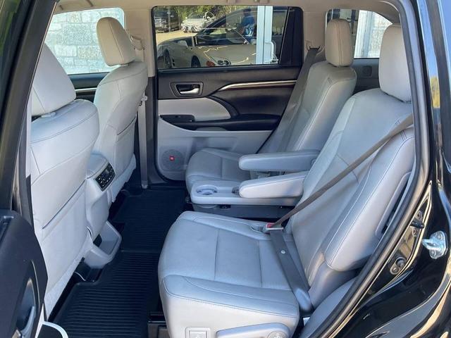Photo of 2016 Midnight Black Metallic Toyota Highlander